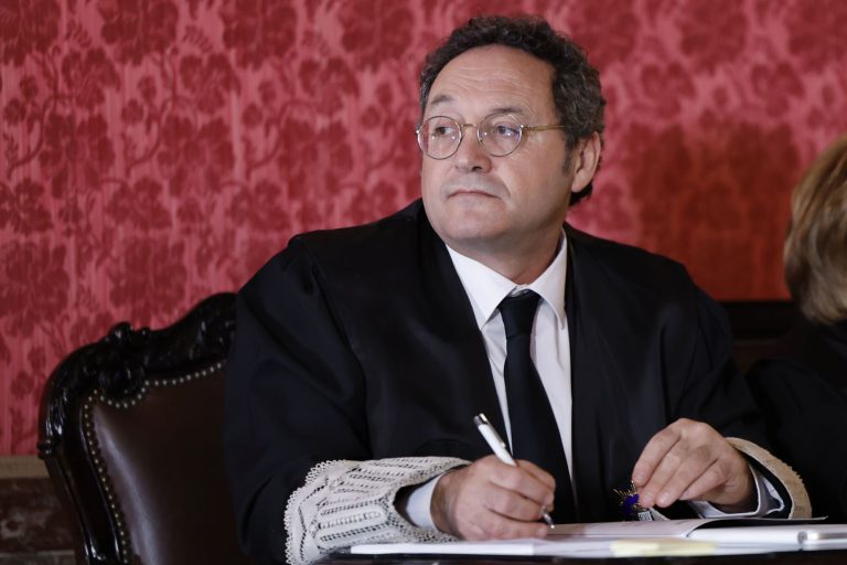 GOLPE INSTITUCIONAL A LA DEMOCRACIA ESPAÑOLA