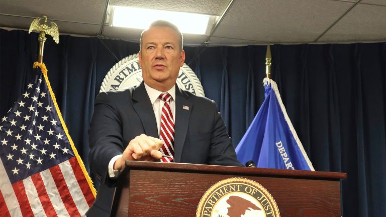 TODD LYONS , JEFE DEL I.CE, PRESUME DE 379.000 ARRESTOS Y AL MENOS 37 MUERTES